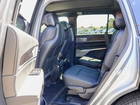 New 2027 Cadillac Vistiq Sport AWD/4WD image 9