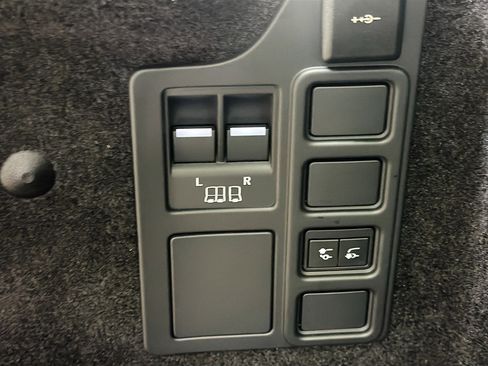 New 2026 Land Rover Discovery Limited Edition image 11