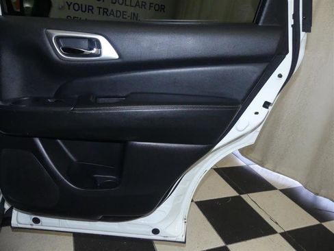 Used 2019 Nissan Pathfinder SV image 28