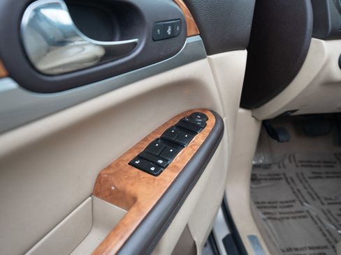 Used 2010 Buick Enclave CXL image 7