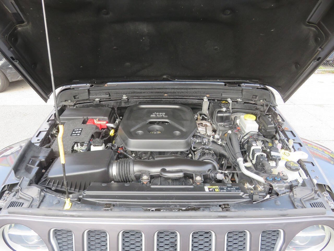 Used 2018 Jeep Wrangler Unlimited Sahara AWD/4WD image 36