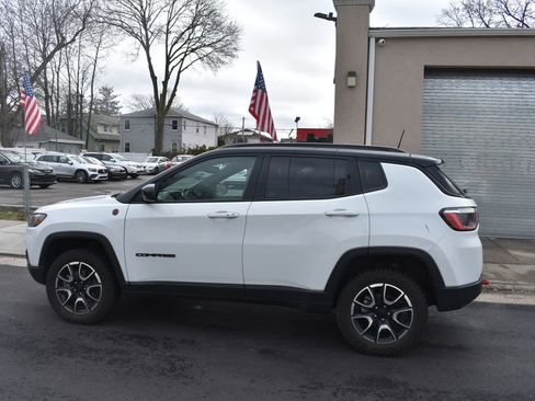 Used 2024 Jeep Compass Trailhawk AWD/4WD image 9
