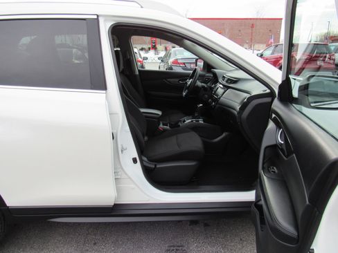 Used 2018 Nissan Rogue SV image 19