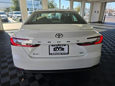 Used 2025 Toyota Camry SE image 4
