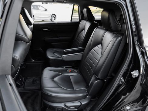 Used 2021 Toyota Highlander XLE image 48