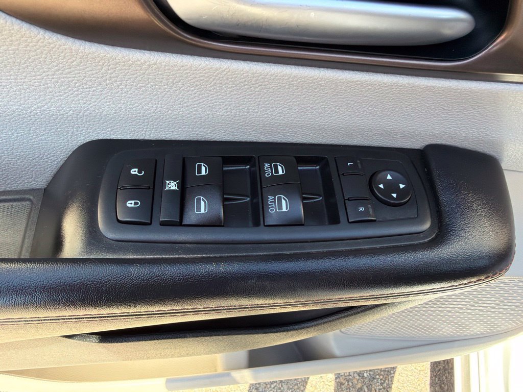 Used 2017 Chrysler Pacifica Touring-L FWD image 26