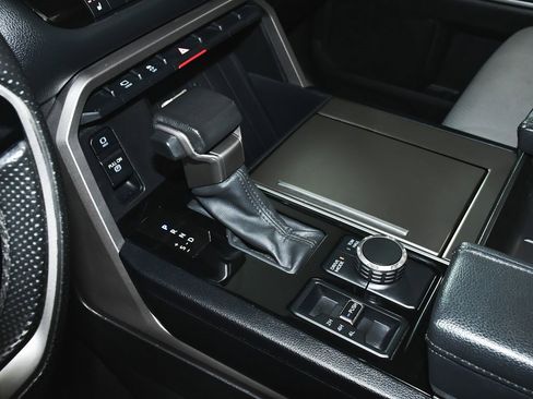 Used 2024 Toyota Sequoia Platinum image 43