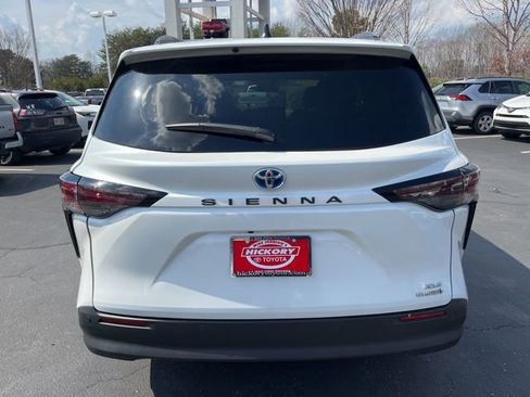 Used 2023 Toyota Sienna XLE image 6