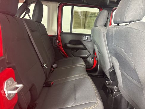 Used 2025 Jeep Wrangler Unlimited Sahara AWD/4WD image 24