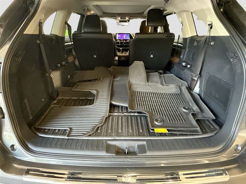 Used 2024 Toyota Highlander Platinum FWD image 27