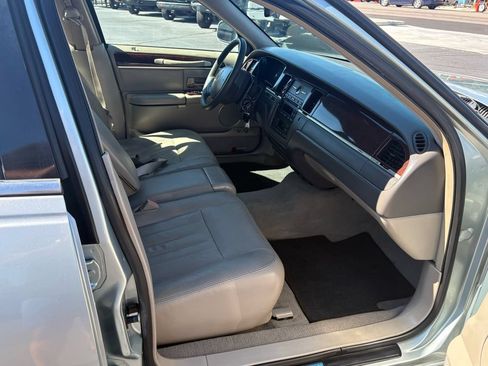 Used 2007 Lincoln Town Car Signature RWD image 13