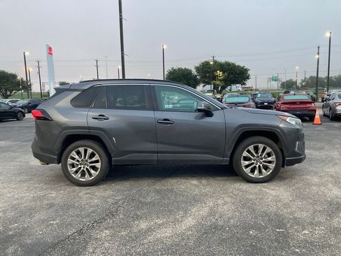 Used 2019 Toyota RAV4 XLE Premium FWD image 3