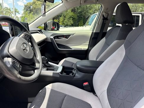 Used 2021 Toyota RAV4 XLE FWD image 16