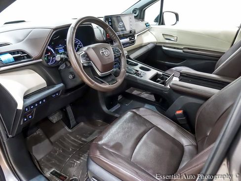 Used 2023 Toyota Sienna Platinum image 14