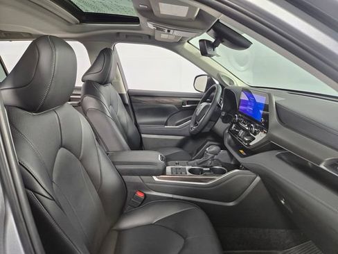 Used 2025 Toyota Highlander Limited FWD image 15