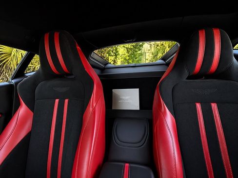 Used 2022 Aston Martin V8 Vantage Coupe RWD image 27
