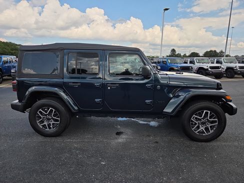Used 2025 Jeep Wrangler Unlimited Sahara AWD/4WD image 8