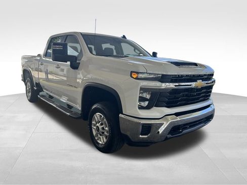 Used 2024 Chevrolet Silverado 2500 LT image 2