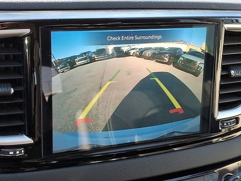 Used 2024 Chrysler Pacifica Touring-L image 17