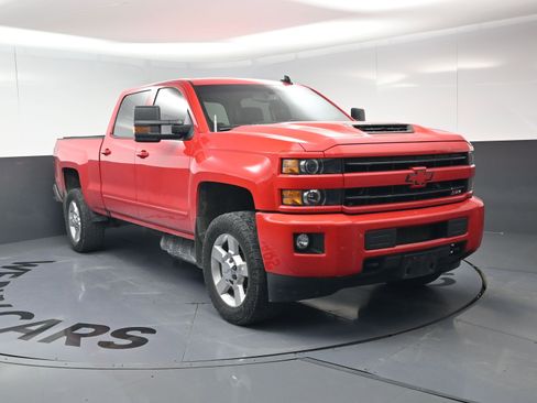 Used 2019 Chevrolet Silverado 2500 LT w/ LT Convenience Package image 3