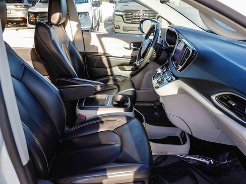 Used 2023 Chrysler Pacifica Touring-L FWD image 20