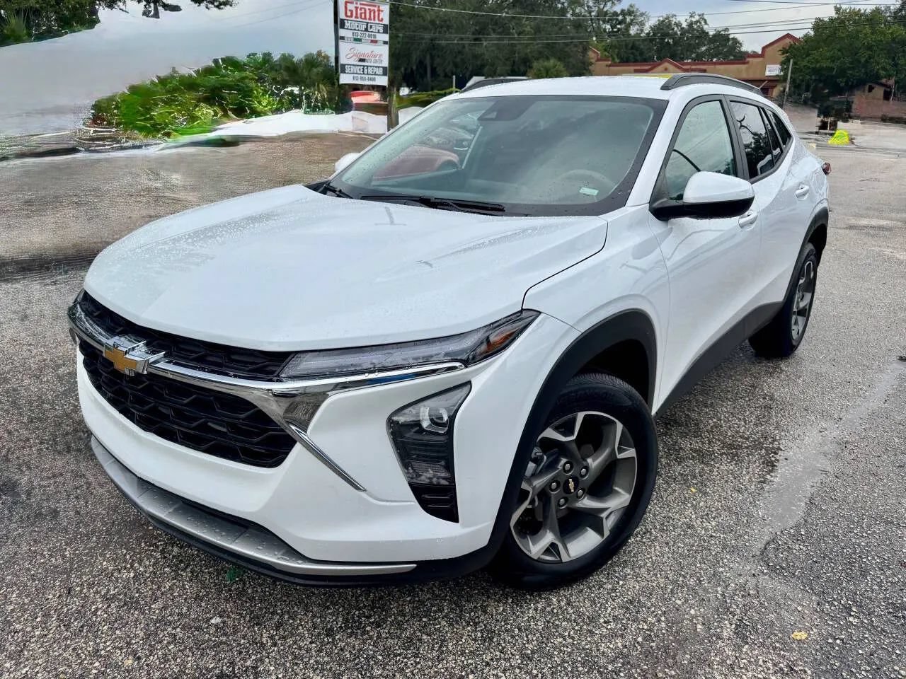 Used 2026 Chevrolet Trax LT FWD image 3