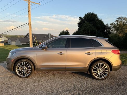 Used 2018 Lincoln MKX Reserve w/ Driver Assistance Package AWD/4WD image 2