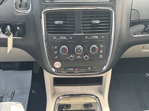 Used 2019 Dodge Grand Caravan SXT FWD image 23