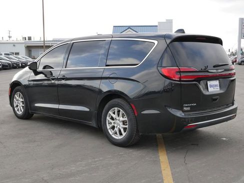 Used 2023 Chrysler Pacifica Touring-L image 3