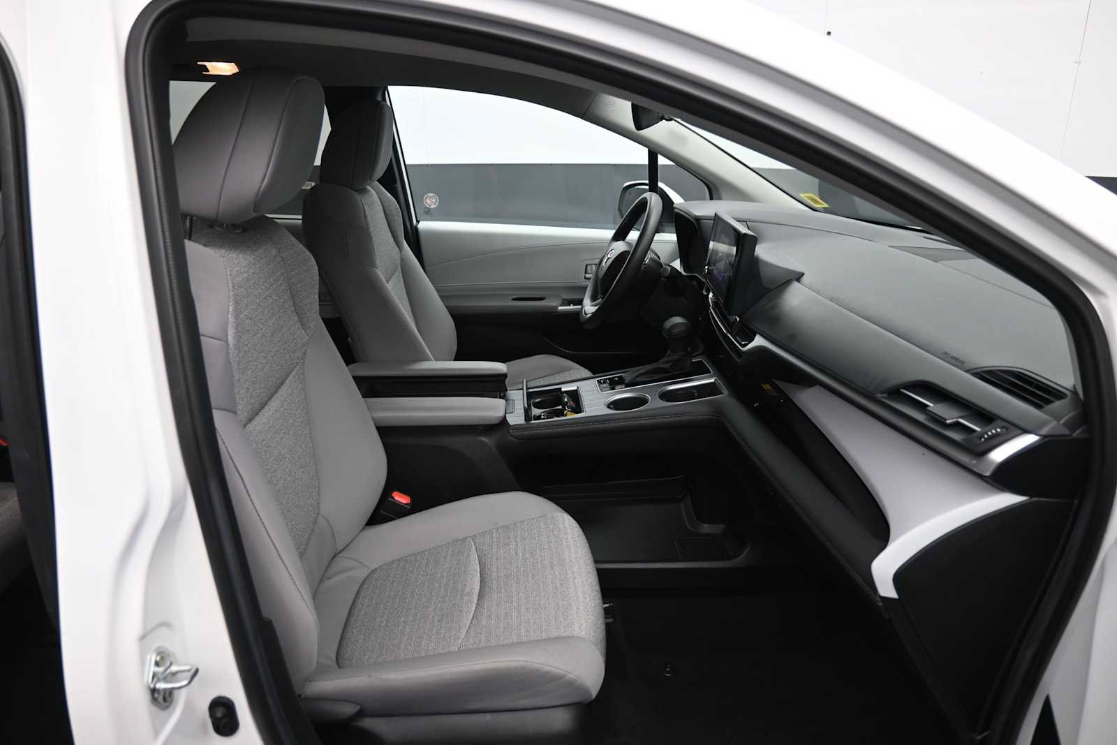 Certified 2025 Toyota Sienna LE FWD image 25