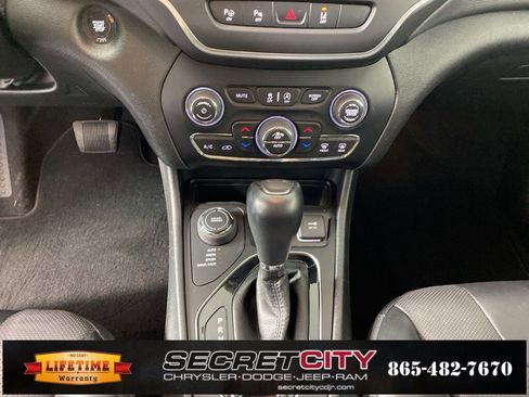 Used 2023 Jeep Cherokee Altitude Lux image 23