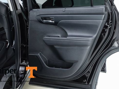 Used 2020 Toyota Highlander XLE AWD/4WD image 31
