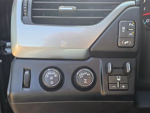 Used 2018 Chevrolet Suburban LT image 29