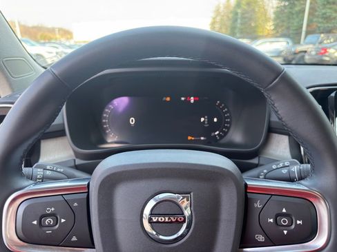 Used 2023 Volvo XC40 B5 Core w/ Convenience Package image 18