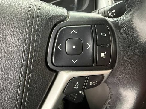 Used 2019 Toyota Highlander XLE FWD image 11