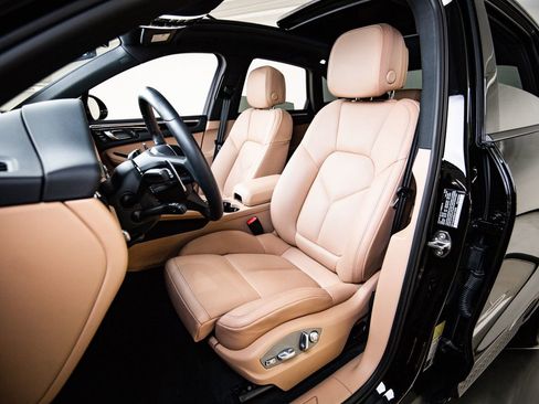 Certified 2025 Porsche Macan AWD/4WD image 5