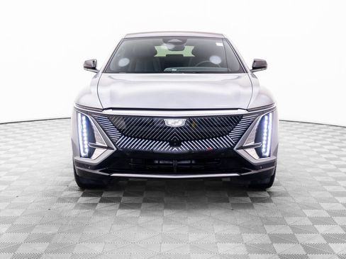 Certified 2025 Cadillac Lyriq Luxury w/ LPO, Floor Liner Package AWD/4WD image 9