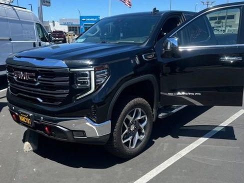 Used 2022 GMC Sierra 1500 SLT w/ SLT Premium Plus Package AWD/4WD image 4