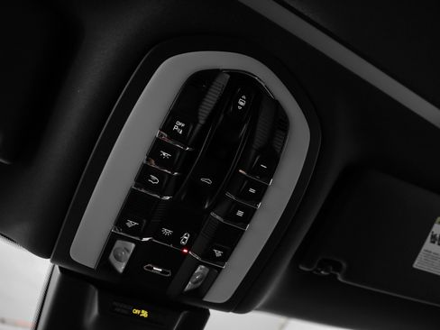 Certified 2025 Porsche Macan image 32