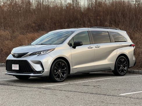 Used 2021 Toyota Sienna XSE w/ XSE Plus Package image 4