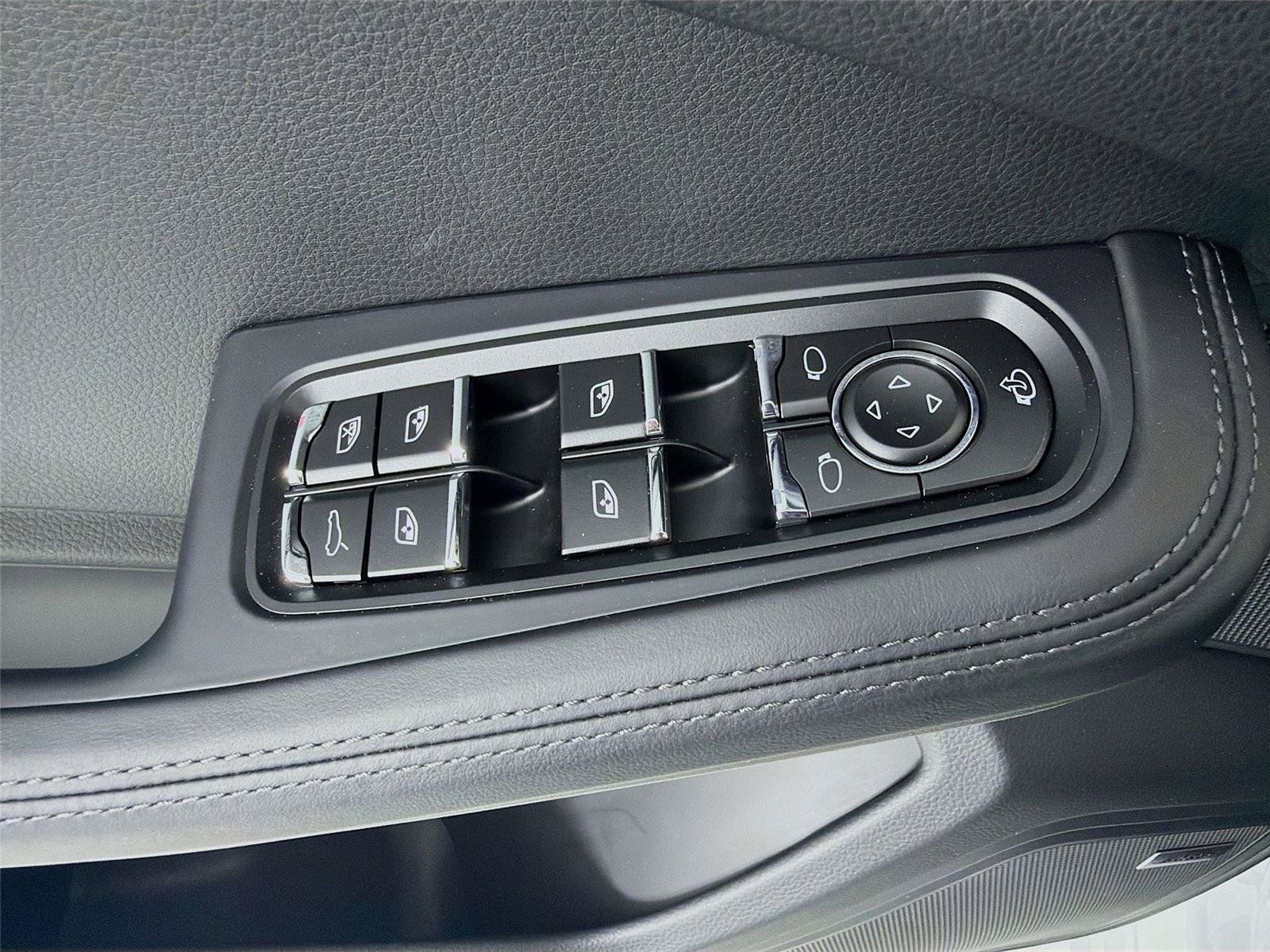 Used 2025 Porsche Macan AWD/4WD image 8