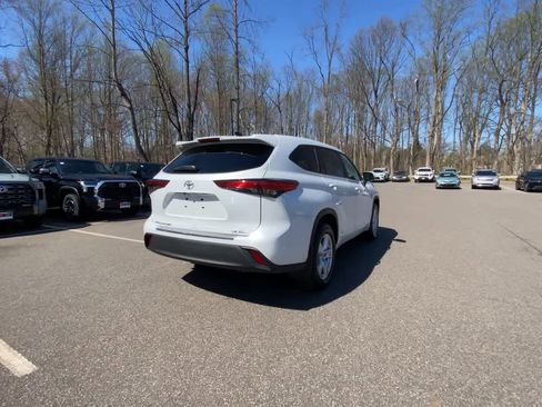 Used 2023 Toyota Highlander LE AWD/4WD image 8