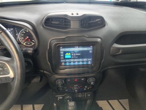 Used 2018 Jeep Renegade Latitude w/ Cold Weather Group image 14