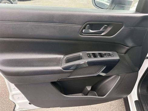 Certified 2024 Nissan Pathfinder SV image 17