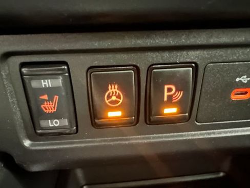 Used 2022 Nissan Frontier SV w/ SV Premium Package AWD/4WD image 12