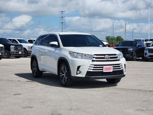 Used 2018 Toyota Highlander Plus FWD image 3