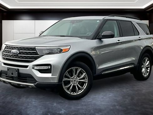 Used 2020 Ford Explorer XLT w/ Equipment Group 202A AWD/4WD image 3