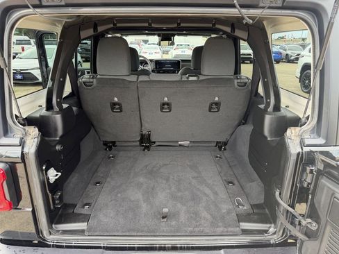 Used 2025 Jeep Wrangler Unlimited Rubicon AWD/4WD image 28