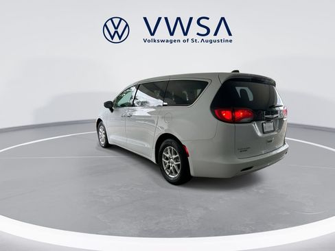 Used 2023 Chrysler Voyager LX FWD image 6