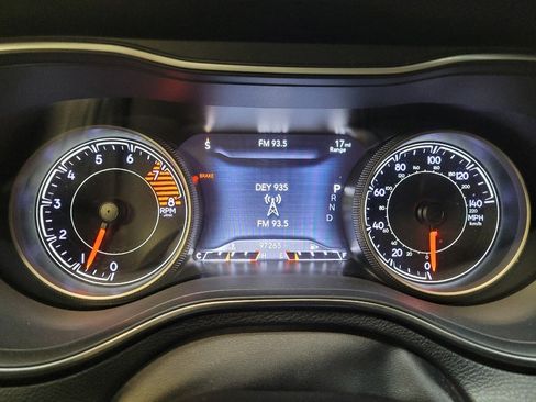 Used 2019 Jeep Cherokee Trailhawk image 23